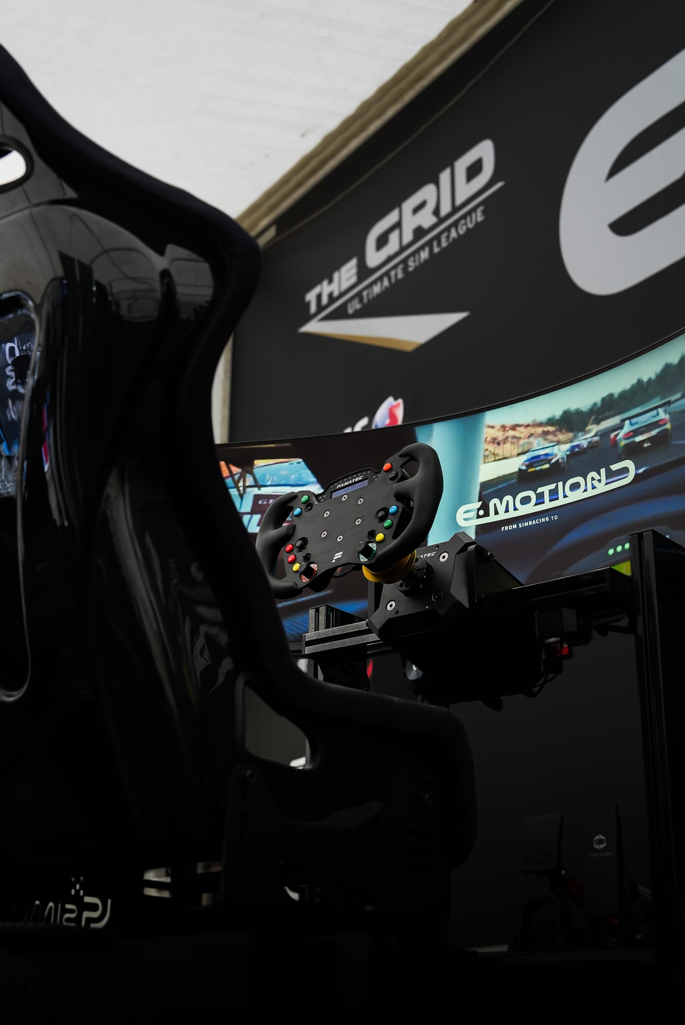 Cockpit simulateur GT — volant direct drive, THE GRID